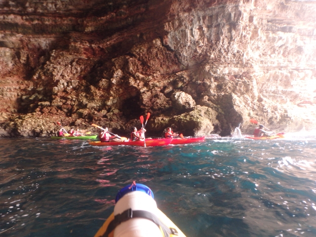 En las cuevas con el kayak