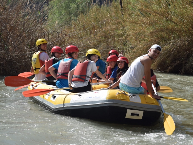 Remando en la balsa de rafting