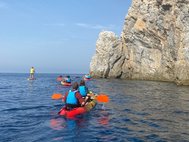  Sharing a double canoe 