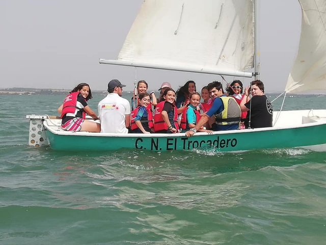  Jeunes apprenant la voile 