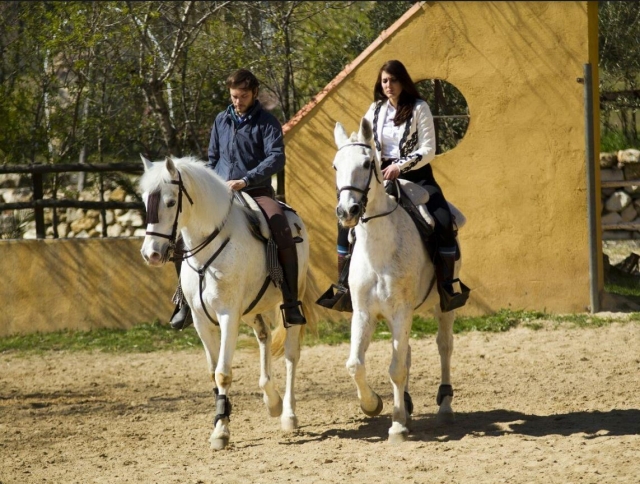 Saliendo de la finca en dos caballos blancos