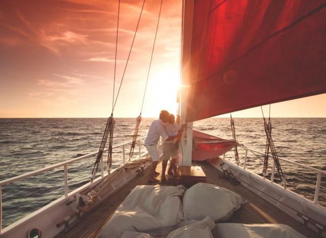 Maniobras de vela al atardecer