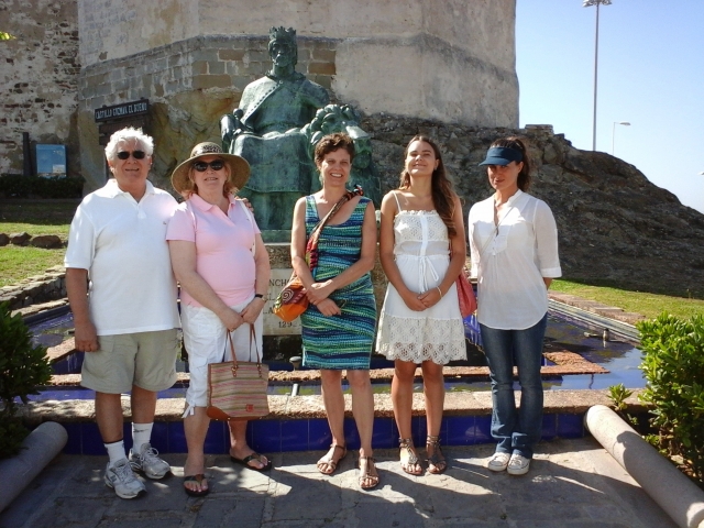 posando con la estatua