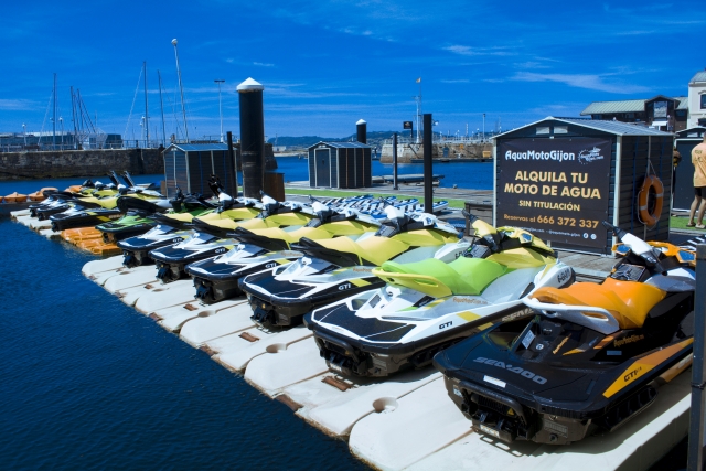  Flotta di moto d'acqua nel porto di Gijón 