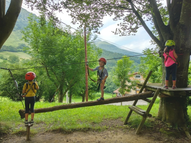 Niños en el puente colgante