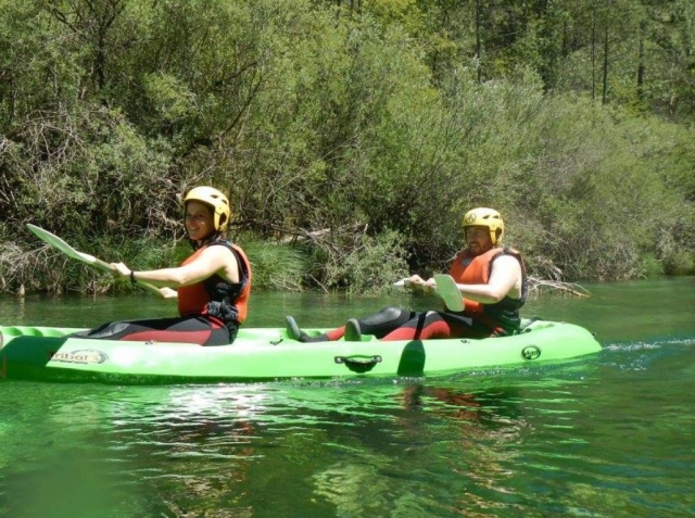 e-19725917-manejando-un-kayak-de-color-verde14981323382229.jpg