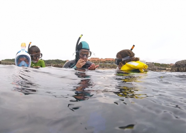  Ensinar os mais pequenos a fazer snorkel em Noja 