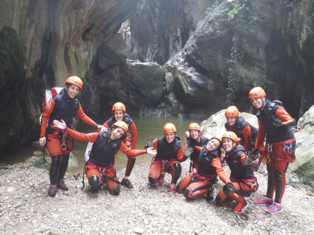 Canyoneers with orange helmets 