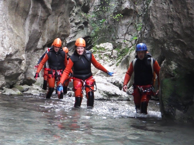  Advancing towards the interior of the river 