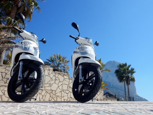 Scooters en el puerto