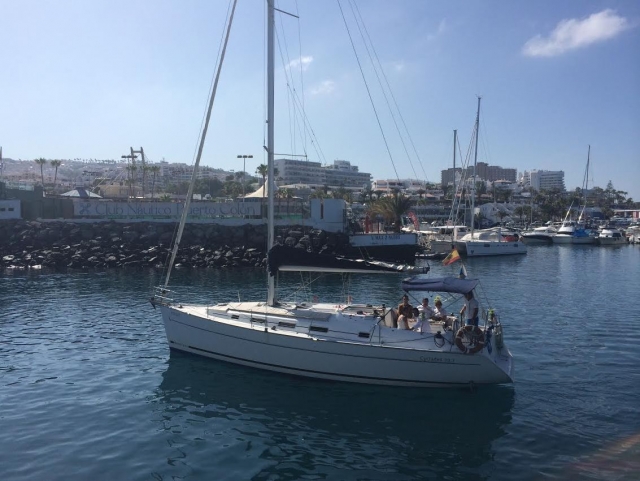 Barco saliendo de puerto