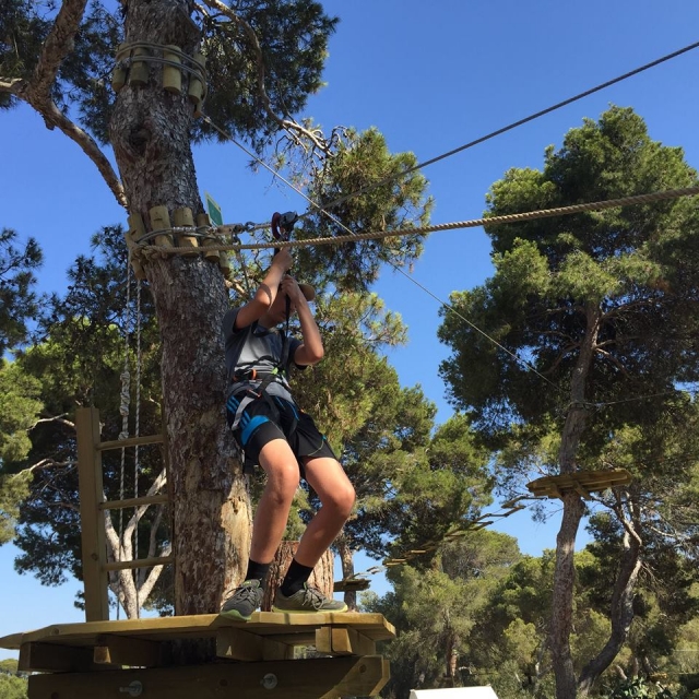 Lánzate por la tirolina