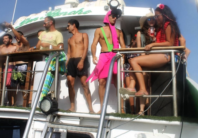 En el barco disfrazado de flamenco