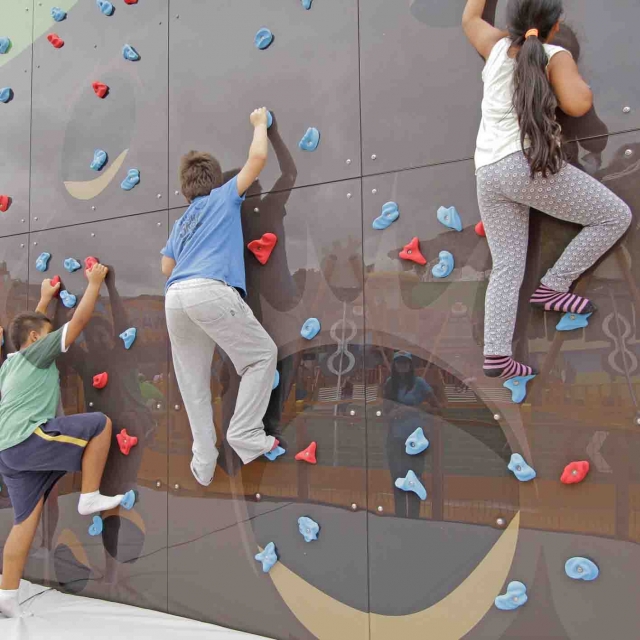Escalando por el rocódromo 
