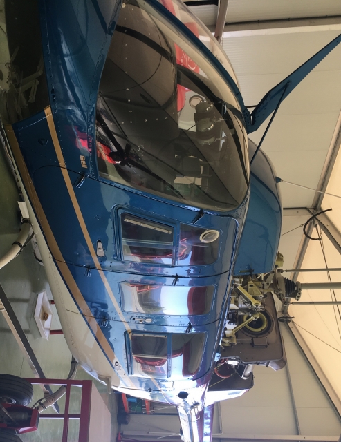 Helicoptero en el hangar