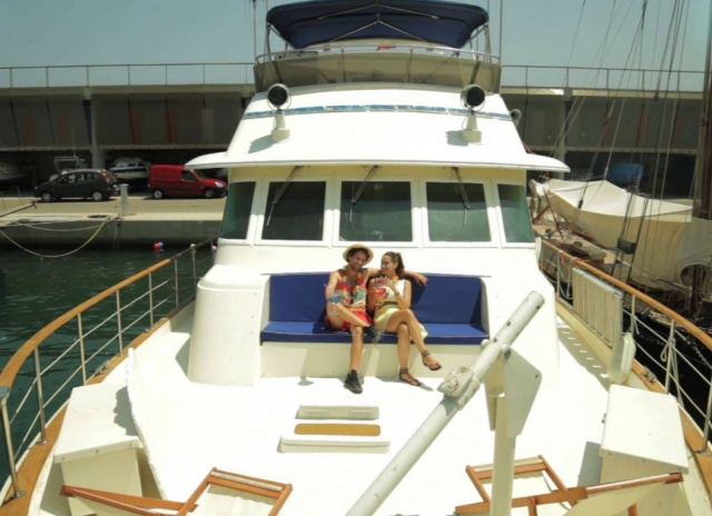 Pareja sentada en el barco