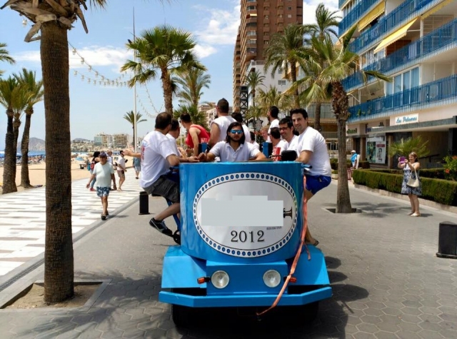  Salire sul bar della bici a Benidorm