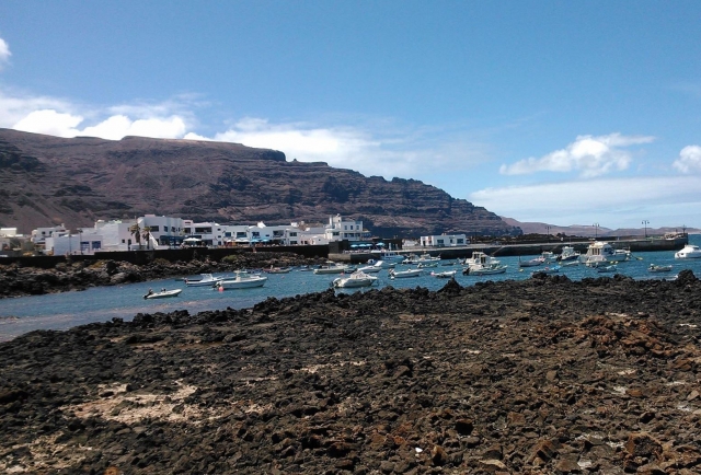Barcos en el puerto de Orzola