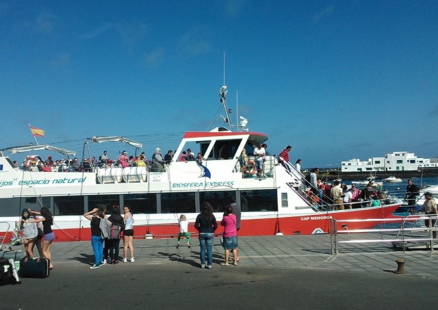 Embarcando en el barco canario