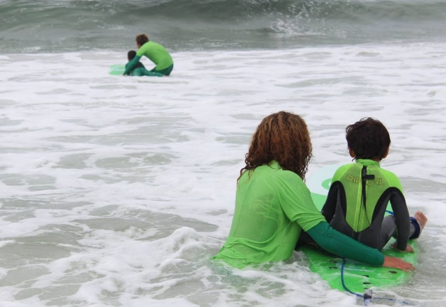  the little ones learn to surf 