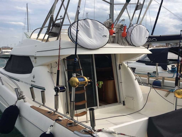 Barco en el puerto para alquiler de pesca