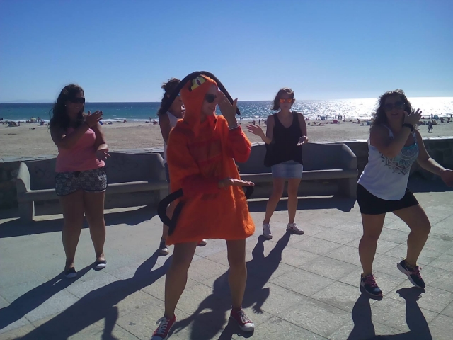 Bailando en el paseo maritimo