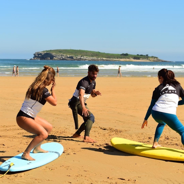  Entraînement de surf sur le rivage sur les planches 