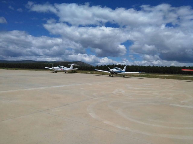 Dos de las aeronaves sobre el asfalto