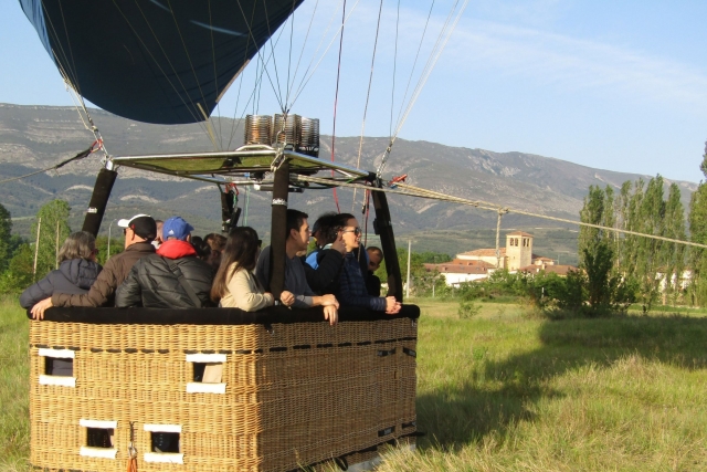 En la cesta preparados para comenzar a volar en globo