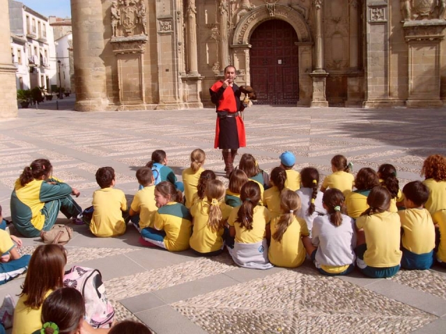Grupo escolar atendiendo a nuestro guia