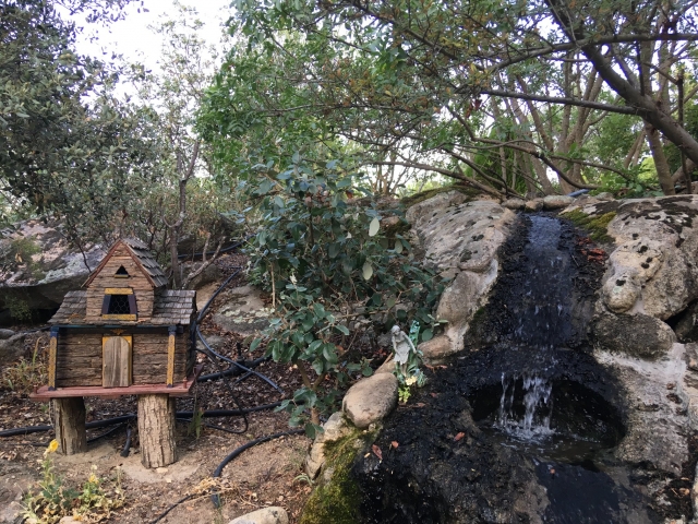 Casita al lado de la cascada