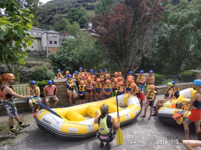  Ecoute des explications de rafting du moniteur 