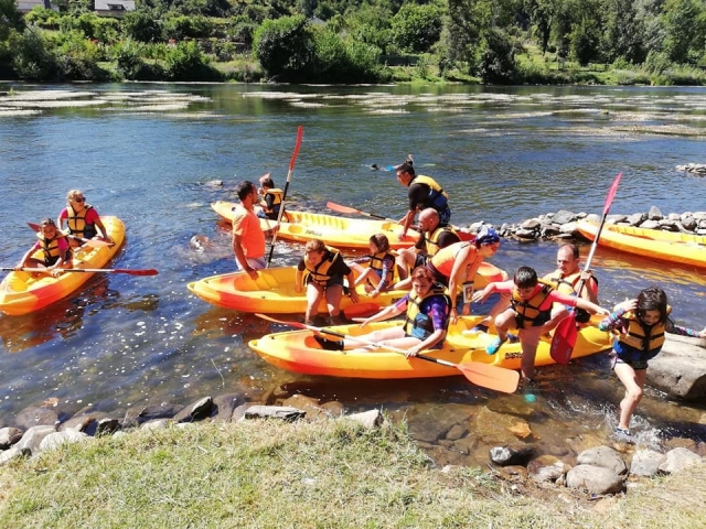  Canoës sur le rivage