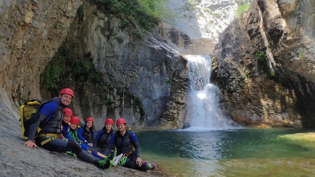  Riposarsi ai piedi della cascata 