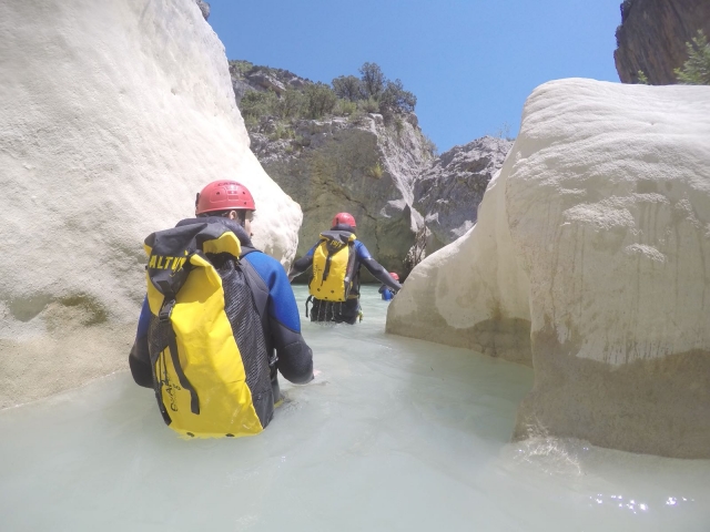  Canyoning nell'acqua del fiume 
