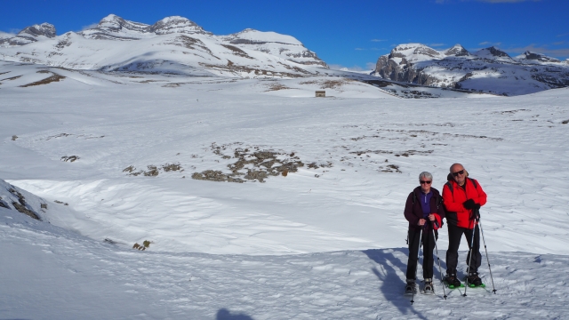 Con le racchette da neve nel paesaggio innevato 
