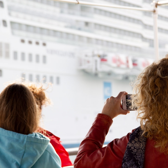  Bateau à côté d'un immense bateau de croisière 