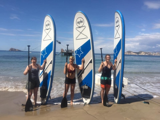 En la orilla antes de la clase de SUP yoga