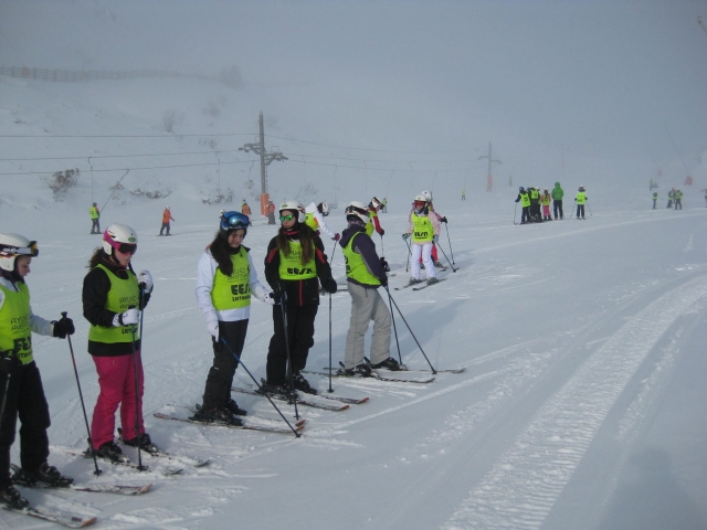  Étudiants de ski dans la neige 