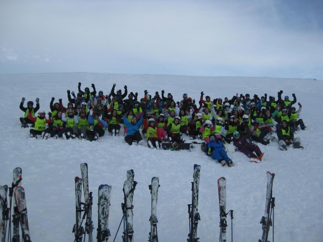  Étudiants saluant allongés dans la neige 