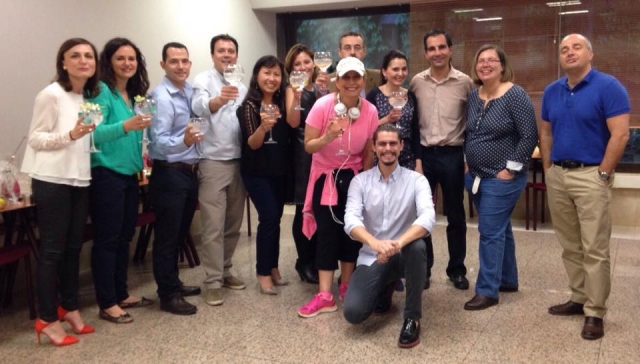  Grupo de degustação com gin tónica 