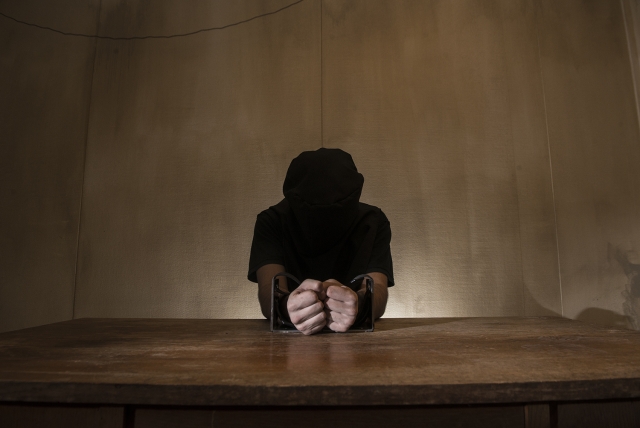 Detenido con las manos juntas