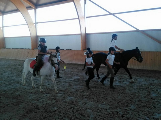 Cabalgando en las instalaciones