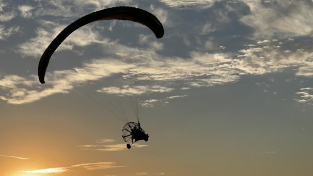 Vuelo en paramotor al atardecer