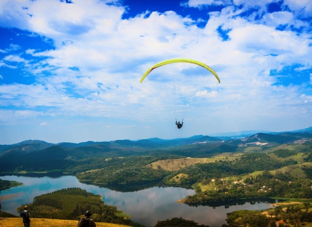  Gleitschirmfliegen über dem Flussufer 