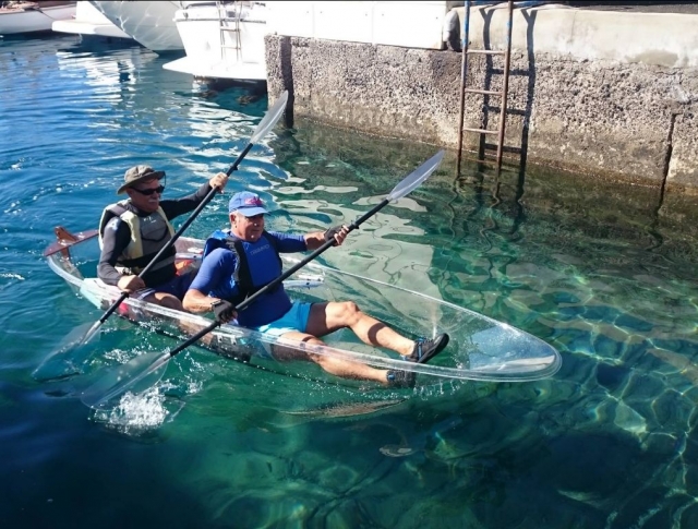  Navigation dans un kayak transparent 