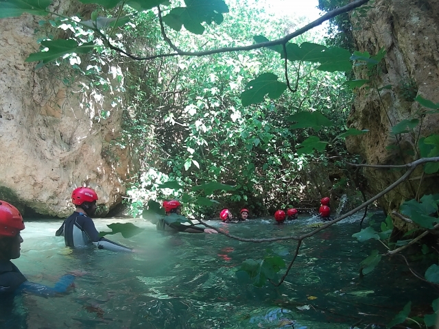 Caminando por el agua del barranco