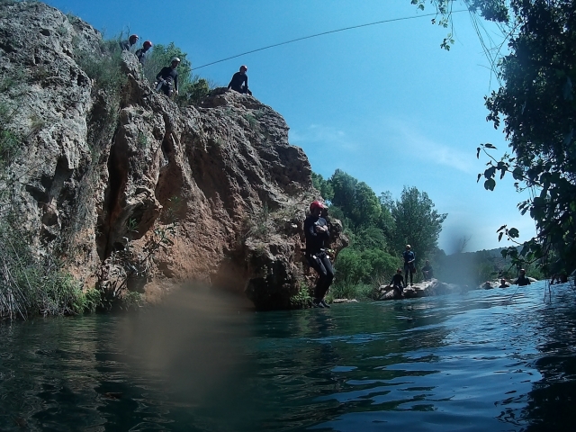 Saltos de la roca al agua