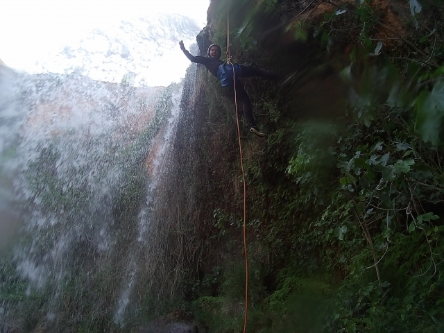 Rapel para bajar el barranco