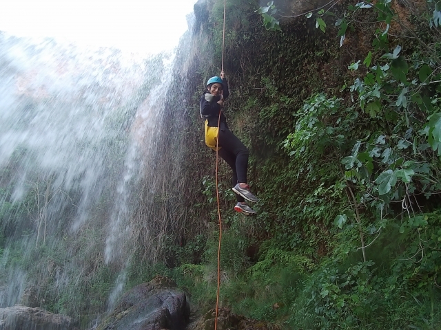 Descendiendo el barranco con cuerda